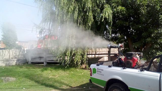 Tareas de fumigación en Bernal Oeste, Solano y Ezpeleta
